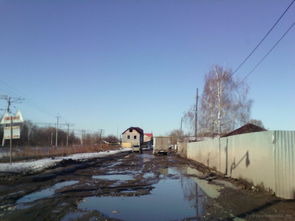 Разбитая дорога у переезда в Зубчаниновке.