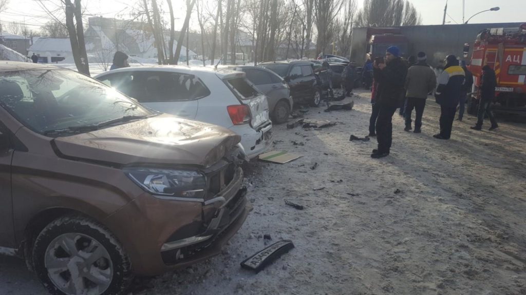 Фото аврии с фурой и 16 авто в Зубчаниновке - 2 февраля 2019 г.